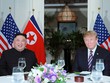 Chủ tịch Kim Jong-un (trái) và Tổng thống Donald Trump (phải) dùng bữa tối tại Hà Nội hôm 27/2. Ảnh: KCNA.