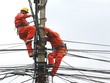 Công nhân ngành điện sửa chữa đường dây lưới điện. Ảnh: Ngọc Thành.