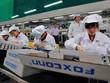 Công nhân làm việc tại một nhà máy của Foxconn. Ảnh: FT.