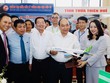 Thủ tướng Chính phủ thăm gian hàng của hãng hàng không Bamboo Airways tại Hội nghị (Ảnh:TTX).