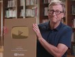 Bill Gates khoe nút vàng sau 7 năm chơi YouTube