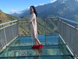 Du khách khoe ảnh check-in cầu kính mới khai trương gần Sa Pa