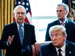 Lãnh đạo phe đa số Thượng viện Mỹ Mitch McConnell (trái) phát biểu tại Phòng Bầu dục hôm 27/3. Ảnh: Getty Images.