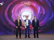 Ông Lý Đắc Dũng - Giám đốc Khối Tư vấn Đầu tư VPS (giữa), đại diện VPS nhận giải thưởng Dịch vụ Môi giới Tài chính tiêu biểu 2024