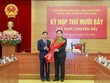 Ông Dương Văn An, Bí thư Tỉnh ủy Vĩnh Phúc tặng hoa chúc mừng ông Trần Duy Đông được bầu giữ chức Chủ tịch UBND tỉnh nhiệm kỳ 2021 - 2026. (Ảnh: Trà Hương/ Báo Vĩnh Phúc).