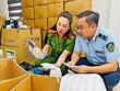 Cơ quan chức năng kiểm tra nguồn gốc xuất xứ hàng hóa. Ảnh minh họa