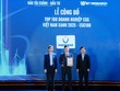 Ông Đồng Quang Thức – Giám đốc Ban ESG Tập đoàn Phenikaa, Phó tổng Giám đốc Vicostone nhận bằng khen từ chương trình.