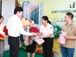 Đại diện chủ đầu tư bàn giao sổ hồng cho cư dân New Lavida.