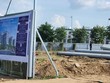 Bên trong dự án nhà ở xã hội HUD Thủ Đức, lác đác một vài công nhân đang thi công. Ảnh: Việt Dũng.