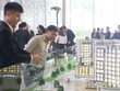 Người mua không còn dễ dàng “xuống tiền” như trước. Ảnh: Lê Toàn.