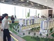 Người mua nhà còn lưỡng lự khi bài toán tài chính chưa thực sự có lời giải. Ảnh: Việt Dũng.