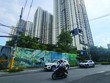 Khu đất quy hoạch trường học tại dự án Hà Đô Centrosa Garden được quây tôn kín mít, chưa có hoạt động xây dựng. Ảnh: Việt Dũng.