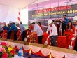 Các đại biểu tham dự thực hiện động thổ khởi công xây dựng Làng công nhân cao su.