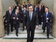 Thống đốc ECB Mario Draghi cùng các quan chức tiến vào phòng họp