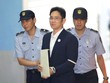Ông Lee Jae-yong trên đường đến tòa án sáng nay.