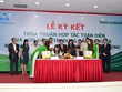 Bà Phạm Thị Thúy Kiều, Giám đốc Vietcombank Quảng Ngãi và ông Võ Thành Đàng, Chủ tịch HĐQT kiêm Tổng giám đốc QNS ký kết thỏa thuận hợp tác toàn diện giữa 2 bên