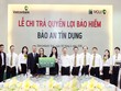 Bà Lê Thị Huệ Anh - Giám đốc Vietcombank Vinh (thứ 7 từ phải sang) trao quyền lợi bảo hiểm nhân thọ Bảo an Tín dụng cho người thụ hưởng Trần Thị Mai Phương (Ảnh: Nguyễn Văn Thắng)