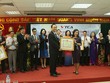 Phó tổng giám đốc EY Việt Nam Hương Vũ nhận bằng khen của Bộ trưởng Bộ Tài chính