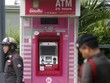 Cảnh sát canh gác quanh cây ATM đầu tiên bị trộm tại Bangkok. Ảnh:Bangkok Post