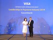 Đại diện Sacombank, ông Phạm Đức Duy - Giám đốc Trung Tâm Thẻ nhận giải thưởng từ bà Đặng Tuyết Dung - Giám đốc quốc gia Visa Việt Nam và Lào.