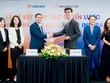 Chủ tịch HĐTV kiêm CEO Hanwha Life Việt Nam – ông Hwang Jun Hwan (bên phải) ký kết thỏa thuận hợp tác với Tổng giám đốc VIS – ông Mai Văn Nội (bên trái) 