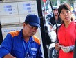 Trái với dự báo tăng, giá xăng bất ngờ giảm nhẹ