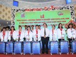 Ông Lê Thanh Thuấn, Chủ tịch Tập đoàn Sao Mai và lãnh đạo MIF tặng quà cho các thực tập sinh được đưa sang Nhật làm việc
