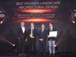 Đại diện Khang Điền nhận giải Best Housing Landscape Architectural Design – Winner dành cho dự án Verosa Park tại Vietnam Property Awards 2019.