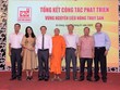 Lãnh đạo Tập đoàn Sao Mai cùng các hộ nuôi cá tra, hộ trồng mì tại hội nghị