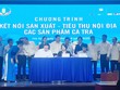 Ông Lê Văn Chính - Tổng giám đốc Công Ty CP Dầu Cá Châu á (AFO) tại Việt Nam (áo trắng từ trái qua) ký kết cung cấp dầu ăn từ cá vào Big C.