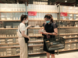Khách mời trải nghiệm không gian mua sắm tại MUJI Hà Nội trước ngày khai trương.