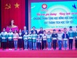 Các em học sinh vượt khó học tập tốt đã được trao tận tay học bổng 2 triệu đồng mỗi em.