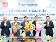 Chủ tịch Xuân Cầu Holdings và Chủ tịch Petrolimex tặng hoa chúc mừng Lãnh đạo CTCP Hạ tầng Năng lượng Xanh Việt Nam