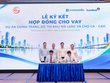 Đại diện các bên thực hiện nghi thức ký kết hợp đồng cho vay dự án chỉnh trang đô thị Khu Mả Lạng và Chợ Gà – Gạo.