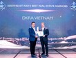 Ông Phạm Lâm - CEO DKRA Vietnam (bên trái) đón nhận giải thưởng "Đơn vị phân phối Bất động sản tốt nhất Đông Nam Á" 