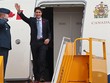 Thủ tướng Canada Justin Trudeau vẫy tay chào khi bước xuống từ chuyên cơ tại sân bay Nội Bài. Ảnh: Ngọc Thành.