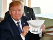 Tổng thống Mỹ Trump cầm chiếc mũ có chữ "Khiến liên minh ngày càng vĩ đại hơn" ở Nhật ngày 5/11. Ảnh: AA.