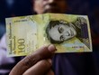 Đồng Boliva của Venezuela đã mất giá trầm trọng, 1 USD đổi được 55.200 Bolivar. Nguồn ảnh: AFP