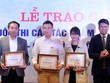 Tổng biên tập Báo Đầu tư Lê Trọng Minh (ngoài cùng bên trái) nhận giải đơn vị có nhiều tác phẩm tham dự