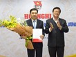 Đồng chí Hà Ban trao quyết định và chúc mừng đồng chí Nguyễn Mạnh Dũng. Ảnh Trung ương Đoàn