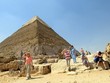 Khách du lịch tham quan Đại Kim tự tháp ở Giza, Ai Cập . (Nguồn: AFP/TTXVN)