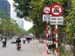 Biển cấm xe hợp đồng đặt trên đường Láng Hạ. Ảnh: Văn Chương.