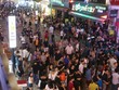 Ngày cuối tuần có hơn 1.000 lượt khách đến phố đi bộ Bùi Viện vui chơi.