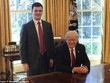 Taylor Weyeneth, Phó Chánh văn phòng Cơ quan kiểm soát chính sách ma túy quốc gia Mỹ chụp ảnh cùng Tổng thống Mỹ Donald Trump. (Ảnh: Taylor Weyeneth/Linkedin)
