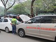 Tài xế dán khẩu hiệu với thông điệp yêu cầu Uber, Grab giảm chiết khấu lên thân xe. Ảnh: Anh Tú