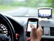 Tài xế vừa lái xe vừa sử dụng điện thoại làm tăng rủi ro về giao thông (ảnh: Việt Hưng)