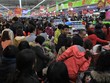 Xếp hàng gần một tiếng chờ thanh toán trong siêu thị ngày cuối năm