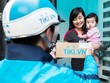 Nhân viên Tiki ​giao hàng cho khách tại nhà. (Nguồn: Tiki)
