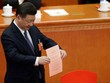 Chủ tịch Trung Quốc Tập Cận Bình bỏ phiếu thông qua hiến pháp mới. Ảnh: Reuters.