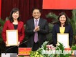Đồng chí Phạm Minh Chính trao quyết định cho đồng chí Đào Hồng Lan và đồng chí Nguyễn Thị Hà. 
